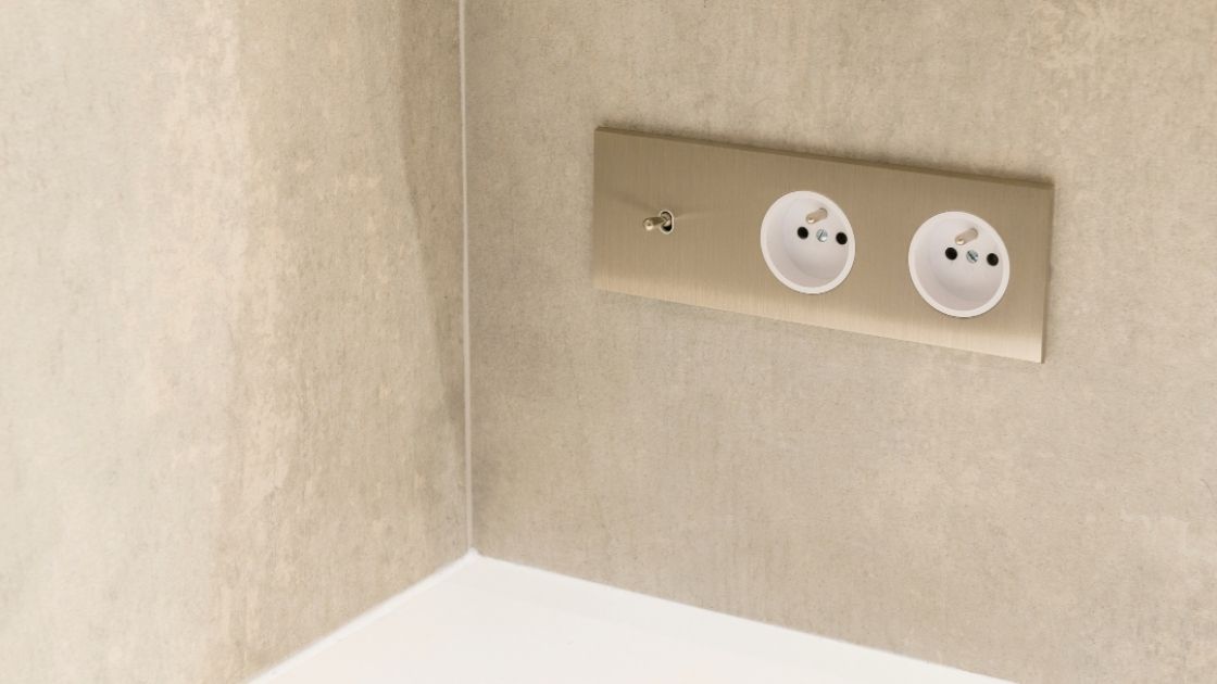 Comment installer une prise électrique dans la salle de bain ?